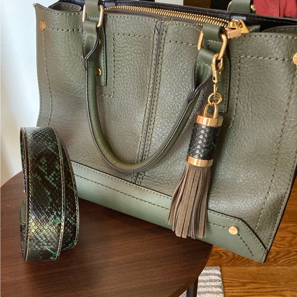 Green Aldo purse. With detachable cross body strap. - Picture 2 of 5